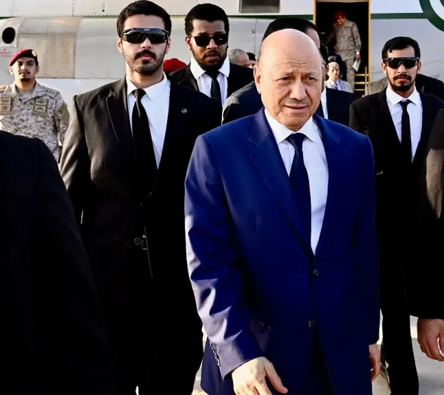 الرئيس العليمي يعود إلى عدن بعد مشاورات إقليمية ودولية ويؤكد: معركتنا امتداد لملحمة أكتوبر